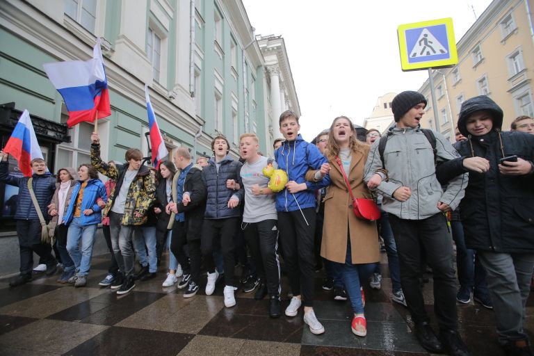 Участники несанкционированной акции протеста идут по улице Малая Дмитровка в Москве. 7 октября 2017