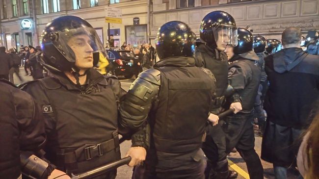 Сотрудники ОМОНа на несанкционированной акции протеста в Санкт-Петербурге. Архивное фото Сотрудники ОМОНа на несанкционированной акции протеста в Санкт-Петербурге. Архивное фото