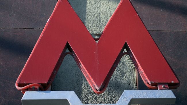 Логотип Московского метрополитена на входе на станцию Театральная