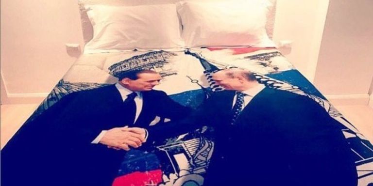 Берлускони подарил Путину пододеяльник Берлускони подарил Путину пододеяльник