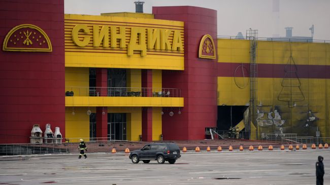 Последствия пожара на строительном рынке Синдика, расположенном у МКАД в районе Строгино. 9 октября 2017