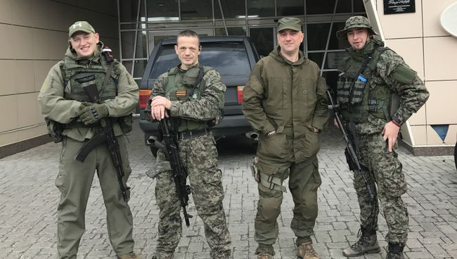 Майор армии ДНР, заместитель командира разведывательно-штурмового батальона Захар Прилепин (второй справа) и военнослужащие батальона, военный объект Прага, Донецк Майор армии ДНР, заместитель командира разведывательно-штурмового батальона Захар Прилепин (второй справа) и военнослужащие батальона, военный объект Прага, Донецк