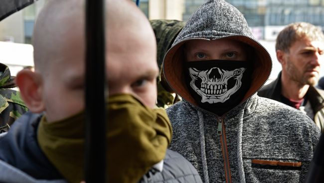 Участники акции у входа в центральное отделение дочернего предприятия Сбербанка России в Киеве