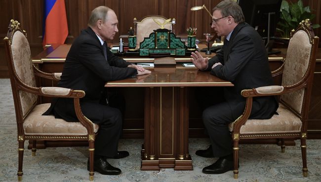 Владимир Путин и временно исполняющий обязанности губернатора Омской области Александр Бурков во время встречи. 9 октября 2017 Владимир Путин и временно исполняющий обязанности губернатора Омской области Александр Бурков во время встречи. 9 октября 2017