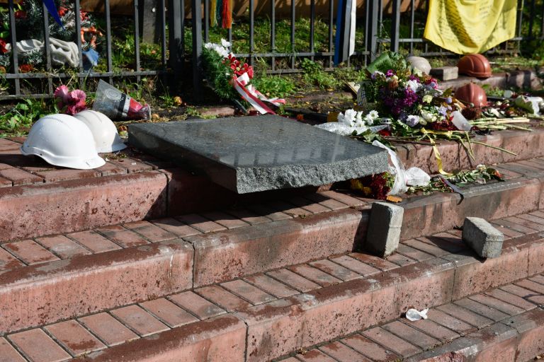 Разбитые памятные плиты героям Небесной сотни в центре Киева. 5 октября 2017