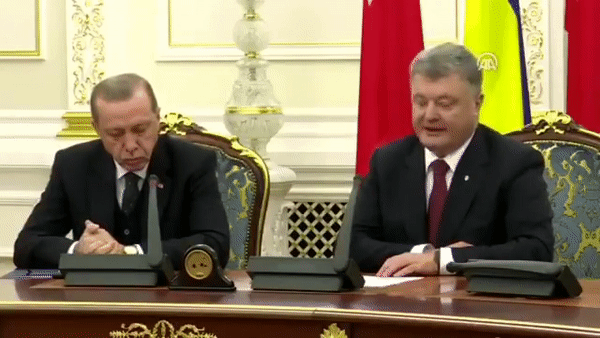 Эрдоган уснул на совместной с Порошенко пресс-конференции Эрдоган уснул на совместной с Порошенко пресс-конференции