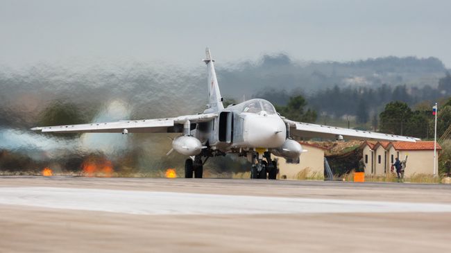 Бомбардировщик Су-24 ВКС России на авиабазе Хмеймим в Сирии. Архивное фото Бомбардировщик Су-24 ВКС России на авиабазе Хмеймим в Сирии. Архивное фото