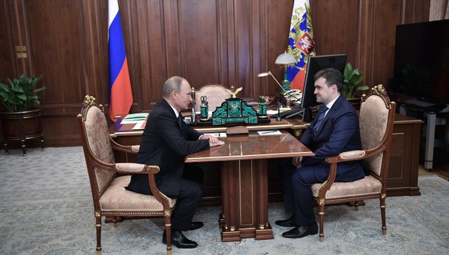 Президент РФ Владимир Путин и временно исполняющий обязанности губернатора Ивановской области Станислав Воскресенский во время встречи. 10 октября 2017