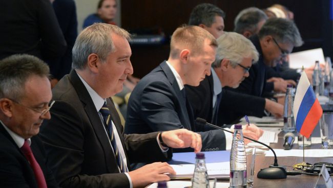 Заместитель председателя правительства РФ Дмитрий Рогозин на 10-м заседании российско-сирийской комиссии по торгово-экономическому и научно-техническому сотрудничеству в Сочи. 10 октября 2017 Заместитель председателя правительства РФ Дмитрий Рогозин на 10-м заседании российско-сирийской комиссии по торгово-экономическому и научно-техническому сотрудничеству в Сочи. 10 октября 2017