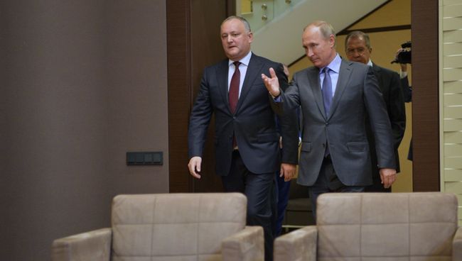 Президент РФ Владимир Путин и президент Молдовы Игорь Додон во время встречи в Сочи. Архивное фото Президент РФ Владимир Путин и президент Молдовы Игорь Додон во время встречи в Сочи. Архивное фото