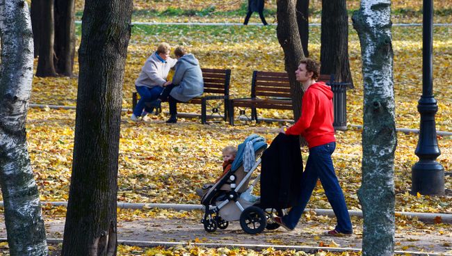 Горожане гуляют в одном из скверов. Архивное фото