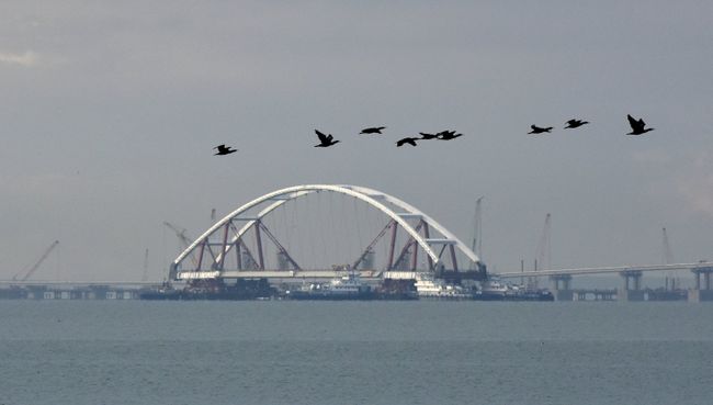Транспортировка автодорожной арки на специальных плавучих опорах к фарватеру Крымского моста в Керченском проливе. 11 октября 2017 Транспортировка автодорожной арки на специальных плавучих опорах к фарватеру Крымского моста в Керченском проливе. 11 октября 2017
