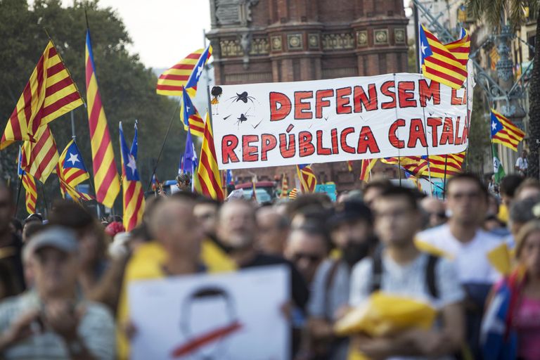 Жители Барселоны в ожидании оглашения парламентом итогов референдума о независимости Каталонии