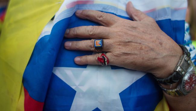 Житель Барселоны в ожидании оглашения парламентом итогов референдума о независимости Каталонии. Архивное фото
