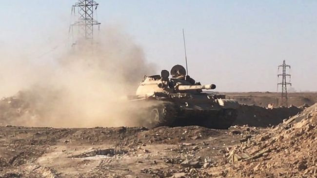 Военная техника сирийской армии во время наступления к востоку от города Дейр-эз-Зор. Архивное фото Военная техника сирийской армии во время наступления к востоку от города Дейр-эз-Зор. Архивное фото