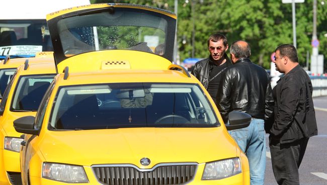 Мужчины у автомобиля такси Мужчины у автомобиля такси