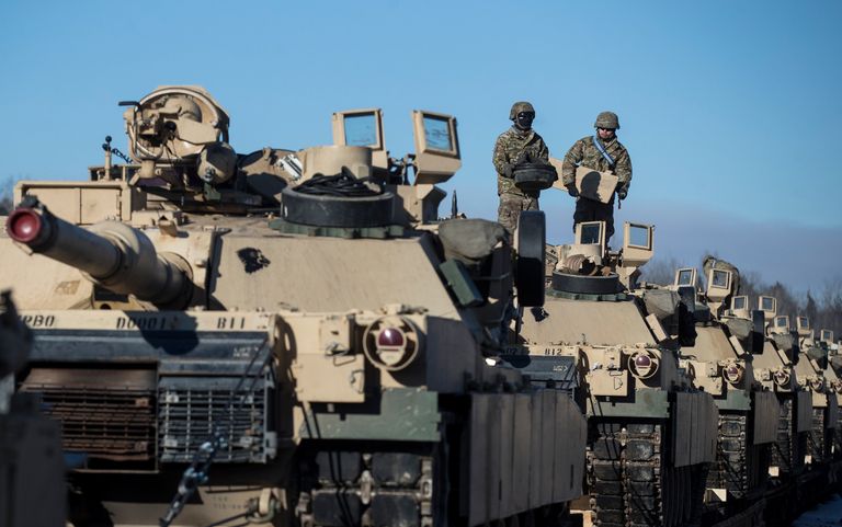 Американские военные готовят танки Абрамс к разгрузке на железнодорожной станции в Литве Американские военные готовят танки Абрамс к разгрузке на железнодорожной станции в Литве