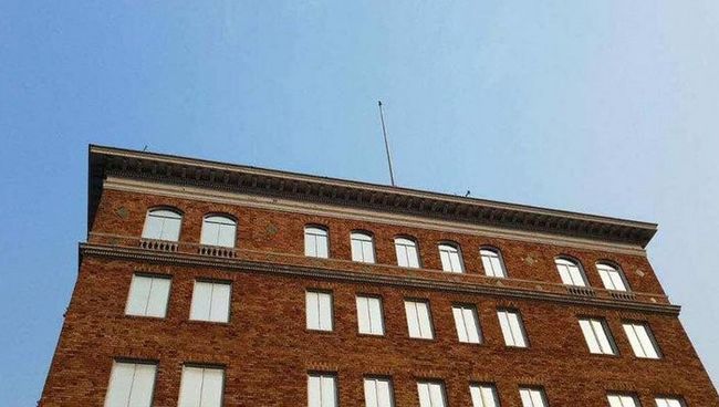 Здание консульства РФ в Сан-Франциско со снятым российским флагом. Архивное фото