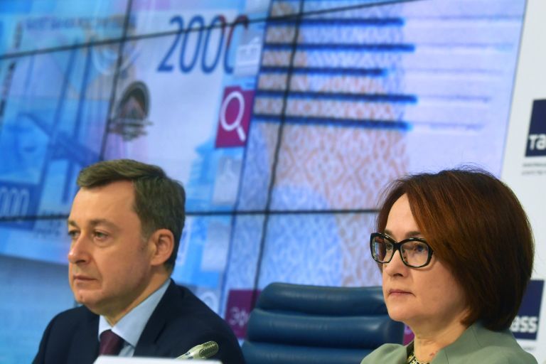 Председатель Центрального банка РФ Эльвира Набиуллина и генеральный директор АО Гознак Аркадий Трачук на презентации новых банкнот Банка России номиналом 200 и 2000 рублей Председатель Центрального банка РФ Эльвира Набиуллина и генеральный директор АО Гознак Аркадий Трачук на презентации новых банкнот Банка России номиналом 200 и 2000 рублей