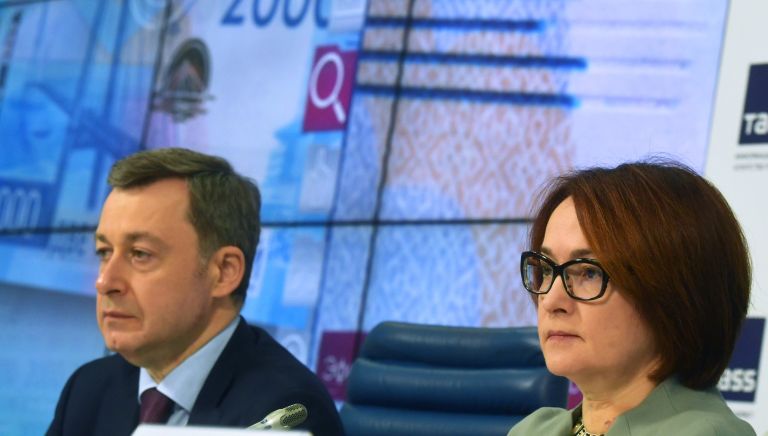 Председатель Центрального банка РФ Эльвира Набиуллина и генеральный директор АО Гознак Аркадий Трачук на презентации новых банкнот Банка России номиналом 200 и 2000 рублей Председатель Центрального банка РФ Эльвира Набиуллина и генеральный директор АО Гознак Аркадий Трачук на презентации новых банкнот Банка России номиналом 200 и 2000 рублей