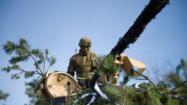 Американский военный во время учений Атлантическая решимость в Жагани, Польша. Архивное фото