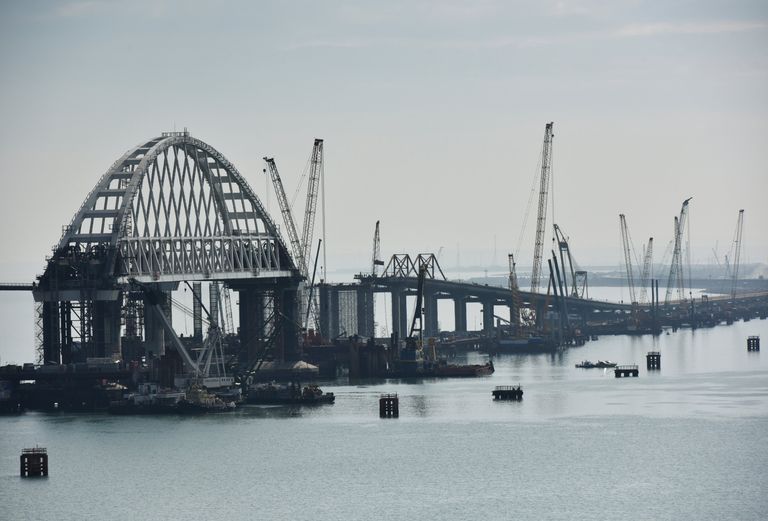 Подготовка к установке автодорожной арки в процессе строительства Крымского моста в Керченском проливе