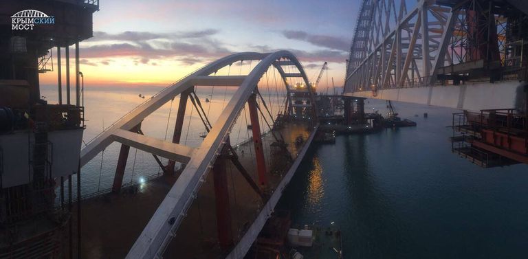 Операция по установке автодорожной арки Крымского моста Операция по установке автодорожной арки Крымского моста