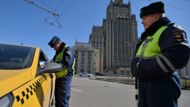Сотрудники ГИБДД проверяют документы