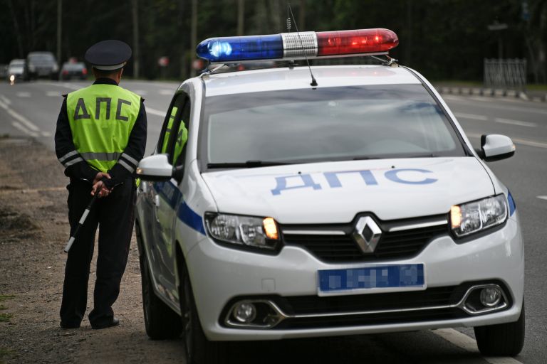Сотрудник ДПС во время дежурства Сотрудник ДПС во время дежурства