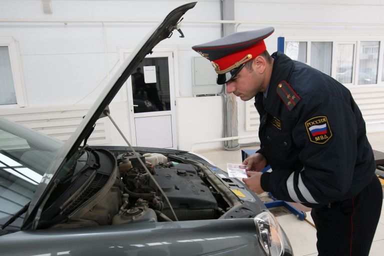 Сотрудник ГИБДД проводит технический осмотр личного автотранспорта Сотрудник ГИБДД проводит технический осмотр личного автотранспорта