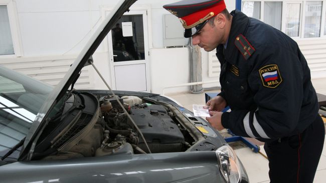 Сотрудник ГИБДД проводит технический осмотр личного автотранспорта Сотрудник ГИБДД проводит технический осмотр личного автотранспорта