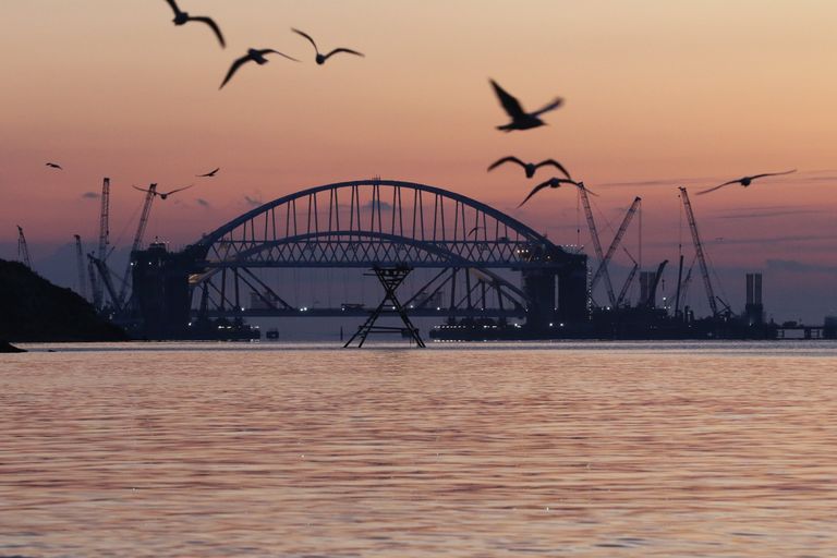 Установка автодорожной арки в процессе строительства Крымского моста в Керченском проливе Установка автодорожной арки в процессе строительства Крымского моста в Керченском проливе