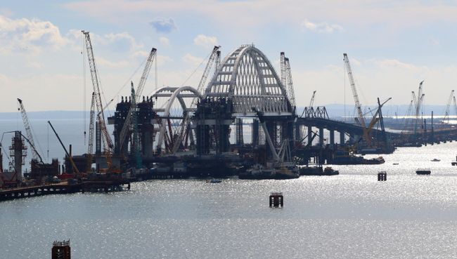 Установка автодорожной арки Крымского моста. Архивное фото Установка автодорожной арки Крымского моста. Архивное фото