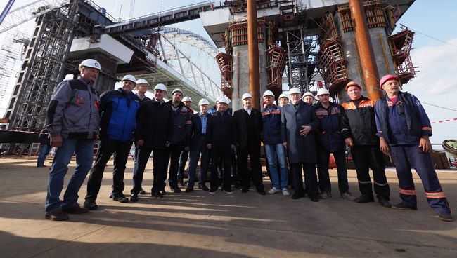 Лидеры думских фракций во время посещения стройплощади Крымского моста. 12 октября 2017 Лидеры думских фракций во время посещения стройплощади Крымского моста. 12 октября 2017