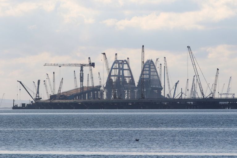 Установка автодорожной арки в процессе строительства Крымского моста в Керченском проливе. 13 октября 2017 Установка автодорожной арки в процессе строительства Крымского моста в Керченском проливе. 13 октября 2017