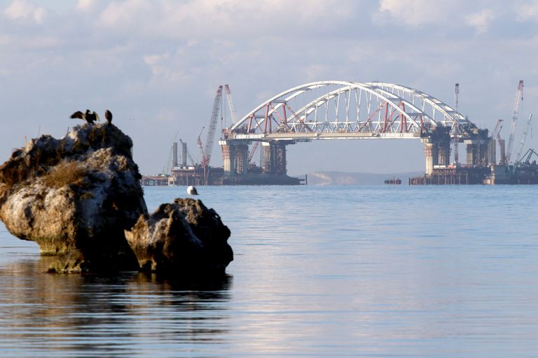 Установка автодорожной арки в процессе строительства Крымского моста в Керченском проливе. 13 октября 2017 Установка автодорожной арки в процессе строительства Крымского моста в Керченском проливе. 13 октября 2017