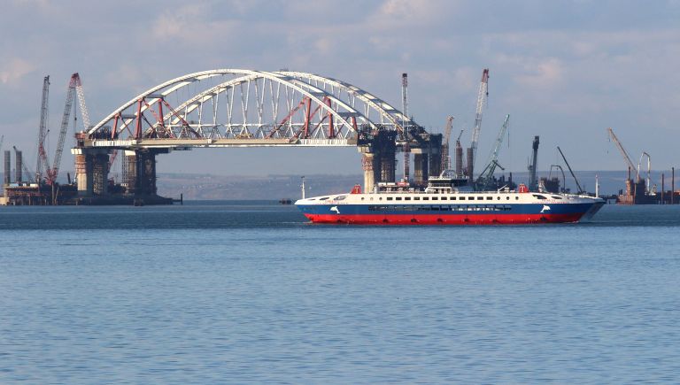 Установка автодорожной арки в процессе строительства Крымского моста в Керченском проливе. 13 октября 2017 Установка автодорожной арки в процессе строительства Крымского моста в Керченском проливе. 13 октября 2017