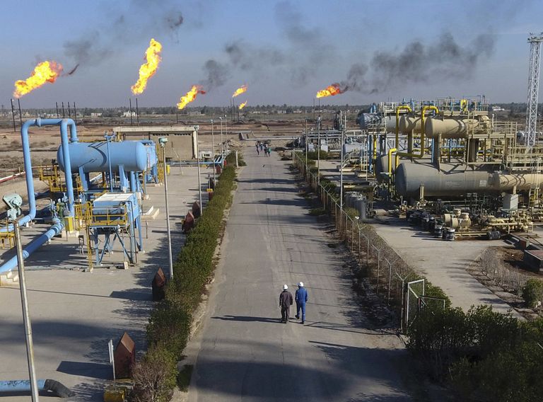 Нефтяной завод в Басре, Ирак Нефтяной завод в Басре, Ирак