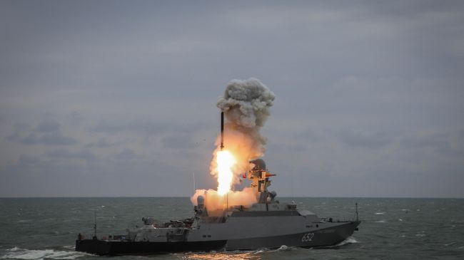 Малый ракетный корабль Град Свияжск запускает ракету Калибр