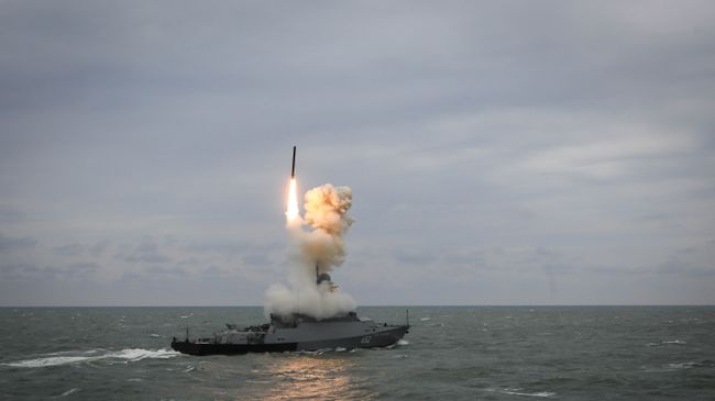 Малый ракетный корабль Град Свияжск запускает ракету Калибр во время учений Каспийской флотилии. 11 октября 2017 Малый ракетный корабль Град Свияжск запускает ракету Калибр во время учений Каспийской флотилии. 11 октября 2017
