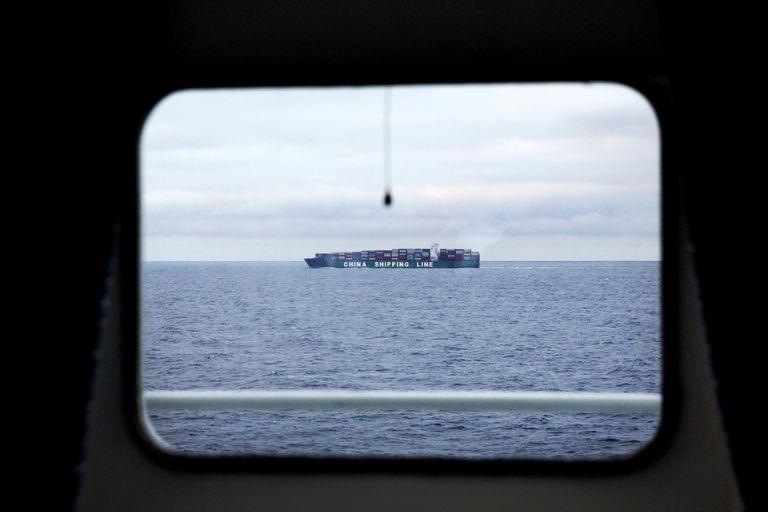 Китайский грузовой корабль в северной части Тихого океана у побережья Аляски
