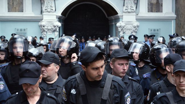 Полиция у стен Киево-Печерской лавры. Архивное фото Полиция у стен Киево-Печерской лавры. Архивное фото