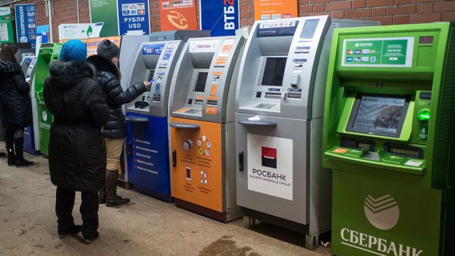 Банкоматы в одном из торговых центров Омска Банкоматы в одном из торговых центров Омска