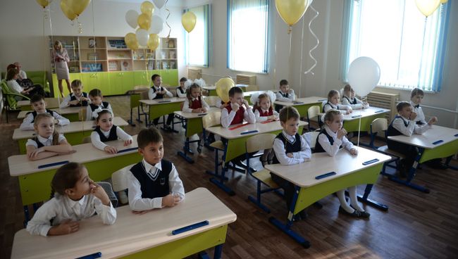 Школьники во время уроков в средней общеобразовательной школе. Архивное фото