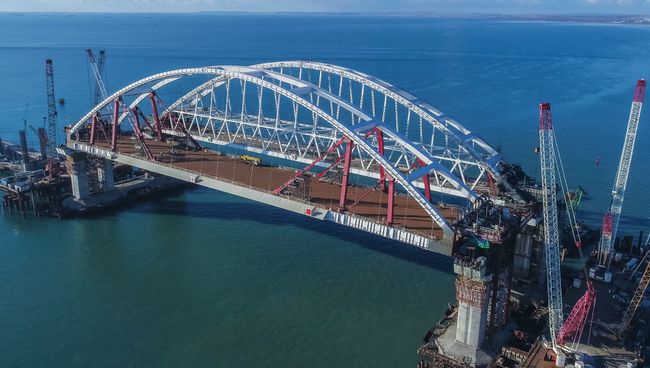 Автомобильная и железнодорожная арки Крымского моста. Архивное фото Автомобильная и железнодорожная арки Крымского моста. Архивное фото