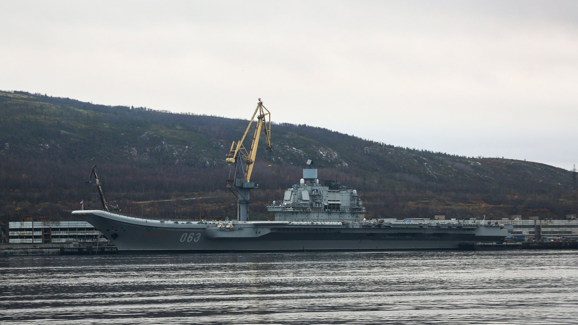 Тяжёлый авианесущий крейсер (ТАВКР) Адмирал Флота Советского Союза Кузнецов на причале в Кольском заливе в Мурманской области Тяжёлый авианесущий крейсер (ТАВКР) Адмирал Флота Советского Союза Кузнецов на причале в Кольском заливе в Мурманской области - РИА Новости, 1920, 10.07.2024