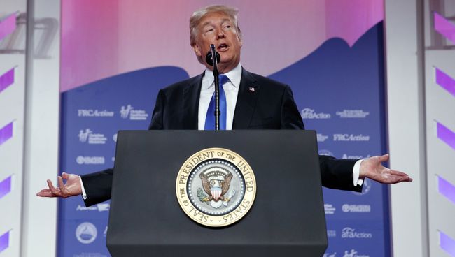 Президент США Дональд Трамп выступает в Вашингтоне. 13 октября 2017 Президент США Дональд Трамп выступает в Вашингтоне. 13 октября 2017
