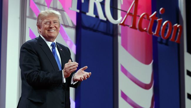 Президент США Дональд Трамп перед выступлением в Вашингтоне. 13 октября 2017
