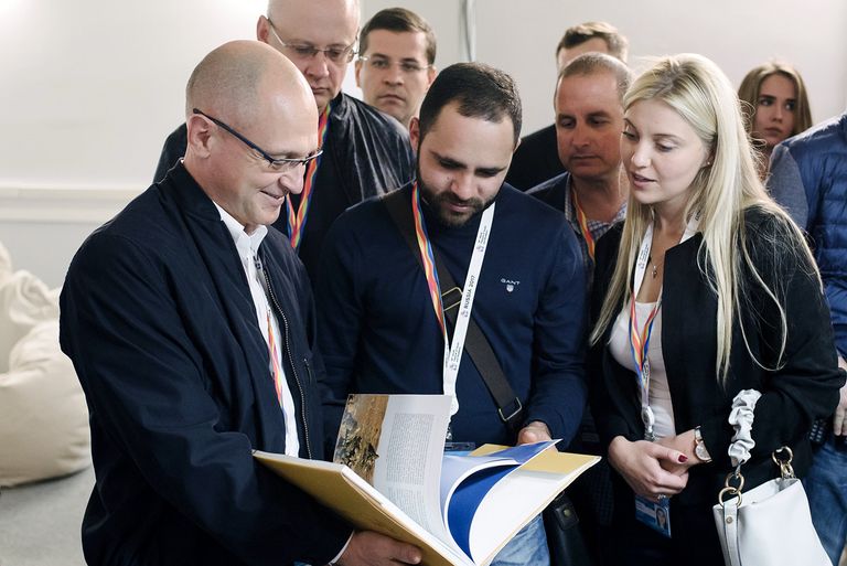 Председатель организационного комитета по подготовке XIX Всемирного фестиваля молодежи и студентов Сергей Кириенко и президент Всемирной федерации демократической молодежи Николас Пападимитриу 