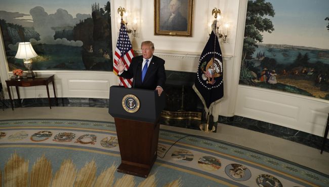 Президент США Дональд Трамп говорит об Иране в Дипломатической комнате Белого дома в Вашингтоне, США. 13 октября 2017 Президент США Дональд Трамп говорит об Иране в Дипломатической комнате Белого дома в Вашингтоне, США. 13 октября 2017
